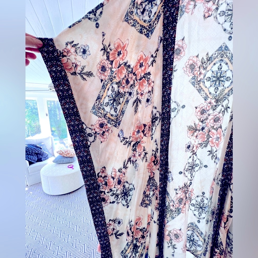 Size M Altar’d State beautiful kimono open front with side tassel ties